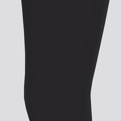 コットン ブラックの膝の上